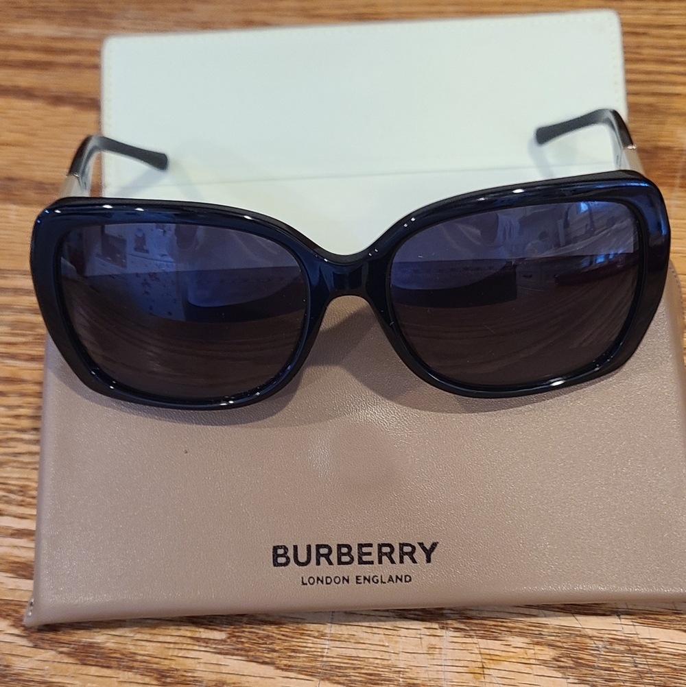 Burberry Sunglasses Black Square Frames Checkered Arms